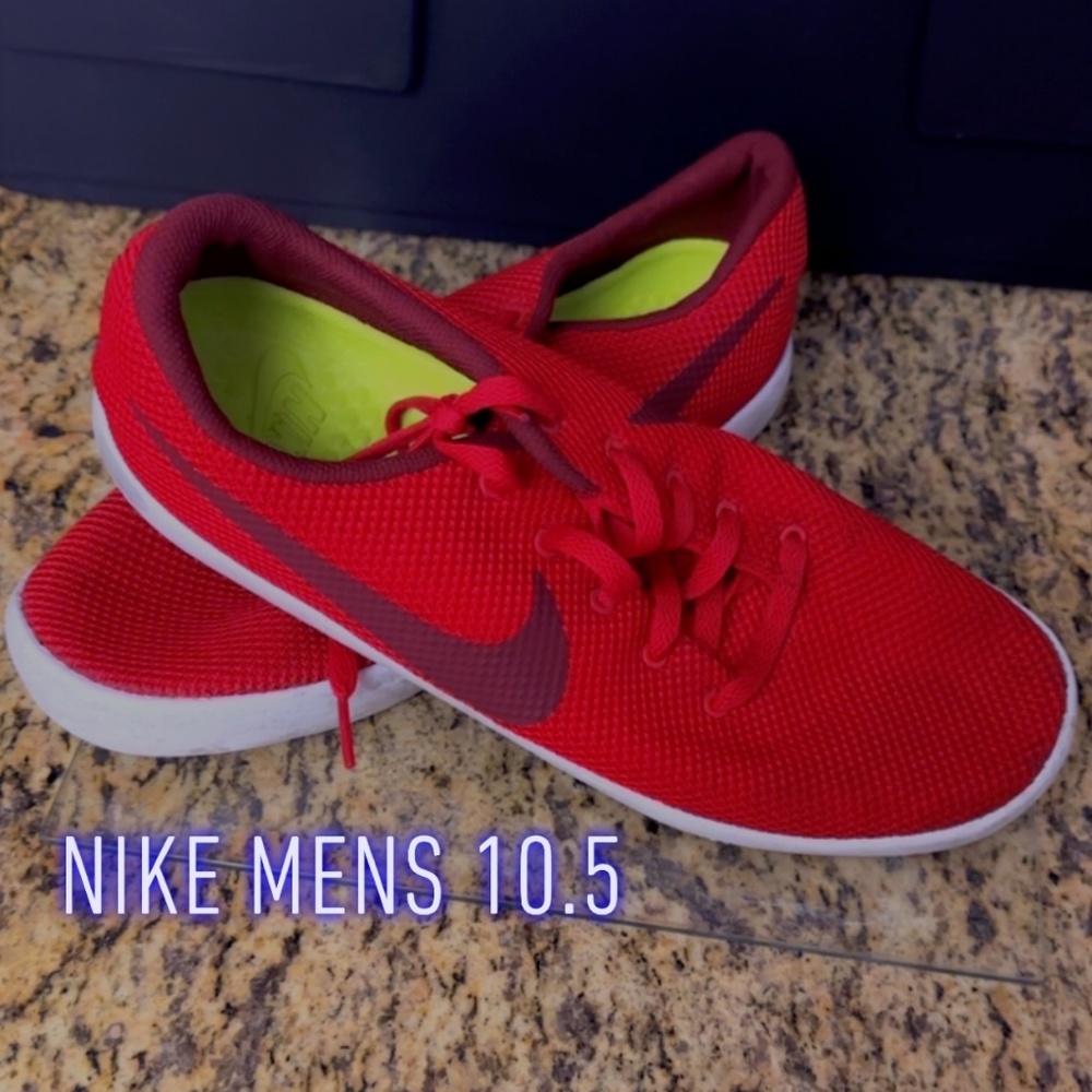 NIKE men’s running shoe